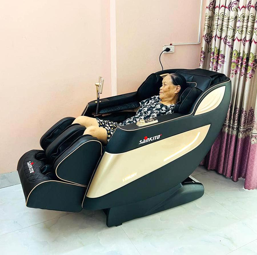 Khách hàng đang nằm ghế massage Sankito