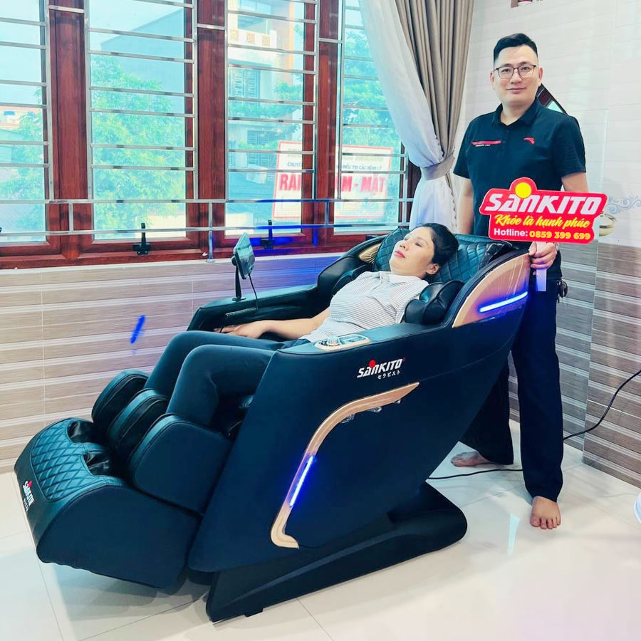 Khách hàng đang nằm ghế massage Sankito S-30 Plus