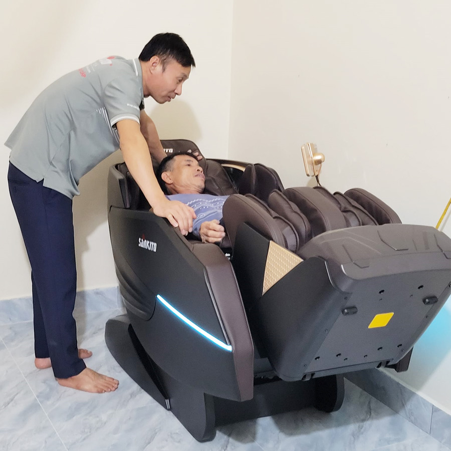 Khách hàng đang nằm ghế massage Sankito 888E