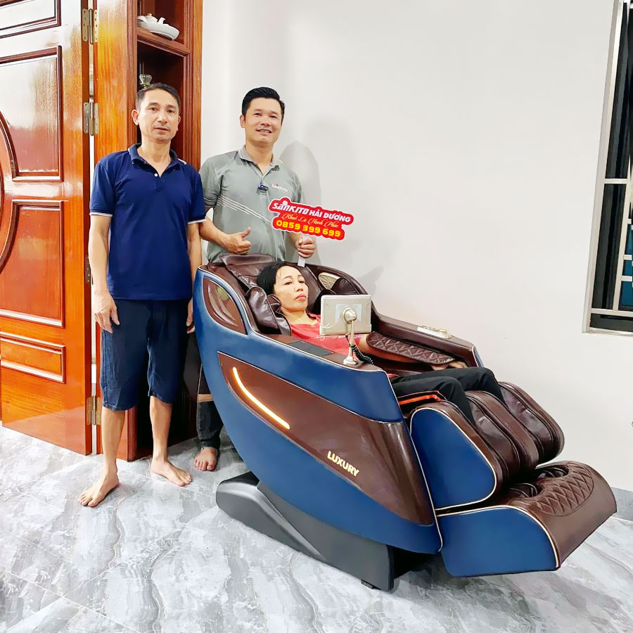 Khách hàng đang nằm ghế massage Sankito