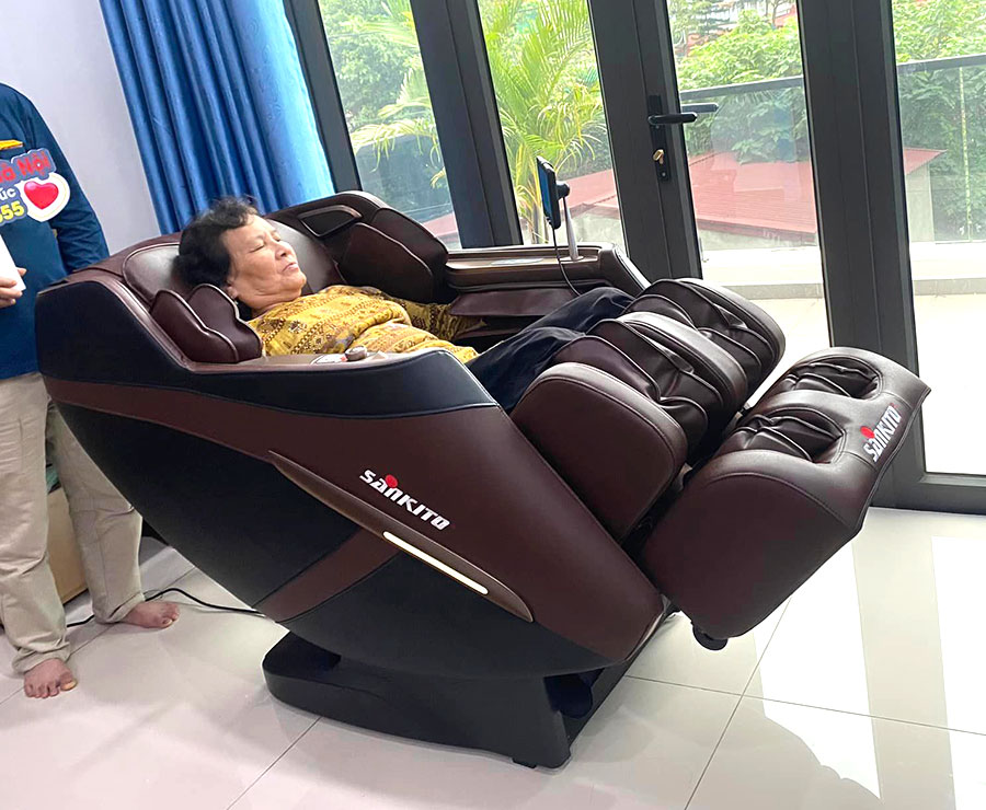 Khách hàng đang sử dụng ghế massage Sankito S-6