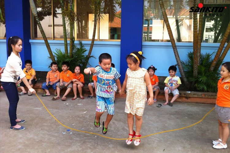 Nhảy dây giúp trẻ phát triển chiều dài